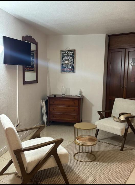 Studio Sainte Anne 2Mn A Pieds De La Plage ,Possibilite Location De Voiture Exterior photo